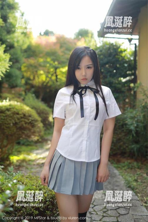 MFStar模范学院-Manuela玛鲁娜 MFStar模范学院 - 这就是Manuela玛鲁娜的私房套装:乱中有序的惊艳