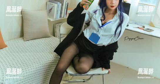 我要不要也学一学，PoppaChan的阿梅莉亚便装风格真是闲得大方。原图里也有种朦胧的cool。