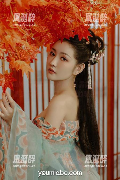 YouMi尤蜜荟-露露小喵 YouMi尤蜜荟 - 白色图包:露露小喵,拍摄是不是偷偷加了点滤镜的味道啊?