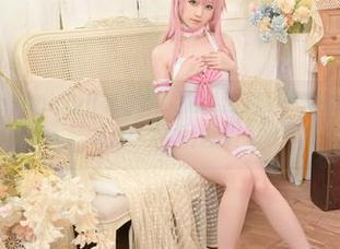 作为博主，asagiriai(爱ちゃん)居然选了睡裙作为情人节作品，真是个大胆的选择！