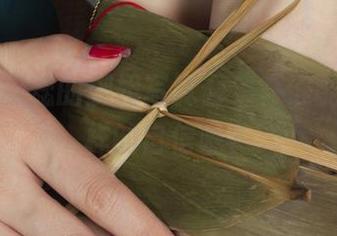 丽柜 – 蕊蕊的御姐写真合集，谁能拒绝这样的自信呢？
