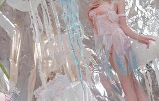 双马尾，两种风情：咬人小小兔写真下载给你不同的体验。
