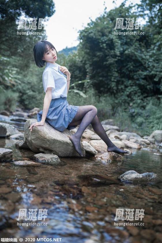 这身制服居然能穿出不同的气场，喵糖映画的最新写真，真想凑上前去评头论足.