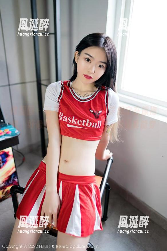 嗲囡囡 - 图片更新，SiByl李思宁在旗袍里，好像时光都不能追上她，难道真能穿越？