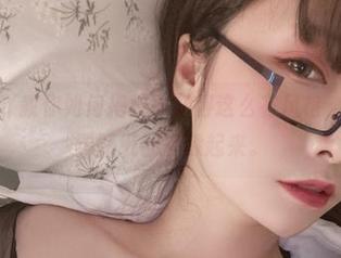 小泉学姐吖教你如何把校服穿得这么有风格，原图好看到壁纸都想躲起来。