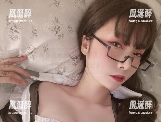 小泉学姐吖 小泉学姐吖教你如何把校服穿得这么有风格,原图好看到壁纸都想躲起来。