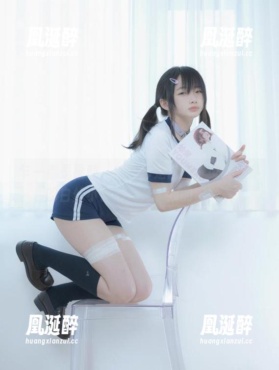 乍一看是福利，细品却是内涵，少女秩序的白丝小背心提升了我的审美。