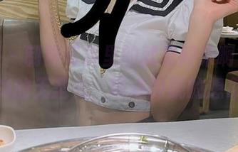 微密圈 – 制服写真里的就是阿朱啊，毫不掩饰的无圣光，带点朦胧的想象。