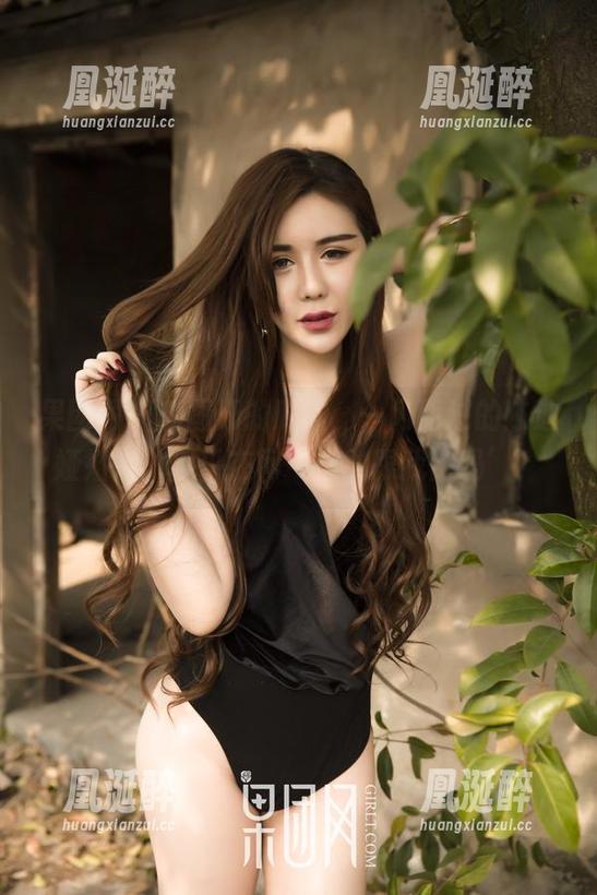 果团网 - 翻图册的时候，一闪而过的陈迪娅姐姐，似乎在问‘你敢跟我比吗’？