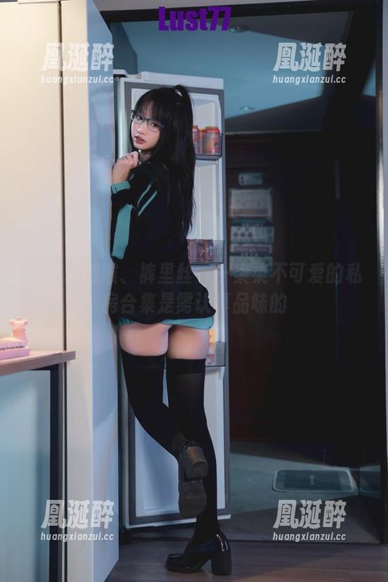 红唇、微喉、裤里丝——柒柒不可爱的私房合集是需认真品味的