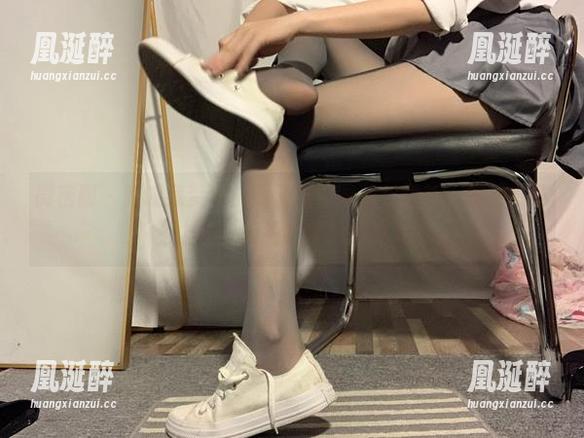 桃脱了 微密圈 - 昨晚我梦到桃脱了的校园图包更新,旋转木马上还有秃头教授剪头发。