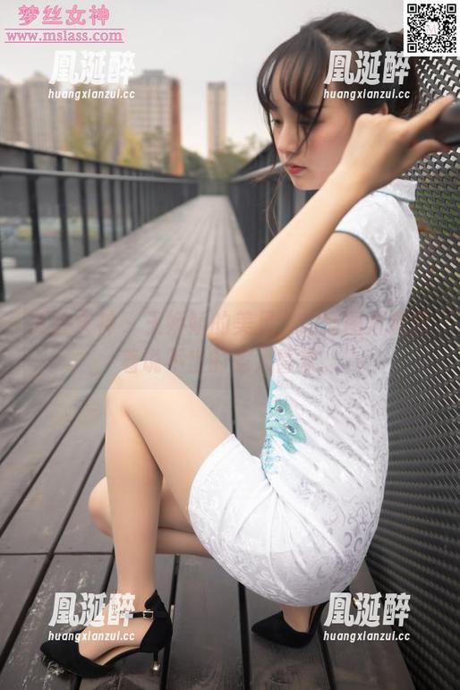 梦丝女神 - 王娇娇的美足，高清图片透露着说不出的惹人喜欢。