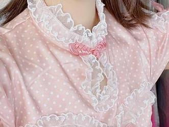 作品归属：樱群和她的女友，一个让人想壁咚的图库