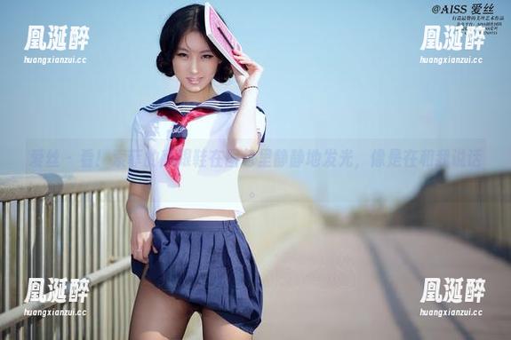 爱丝 - 看！索菲的高跟鞋在图包里静静地发光，像是在和我说话。