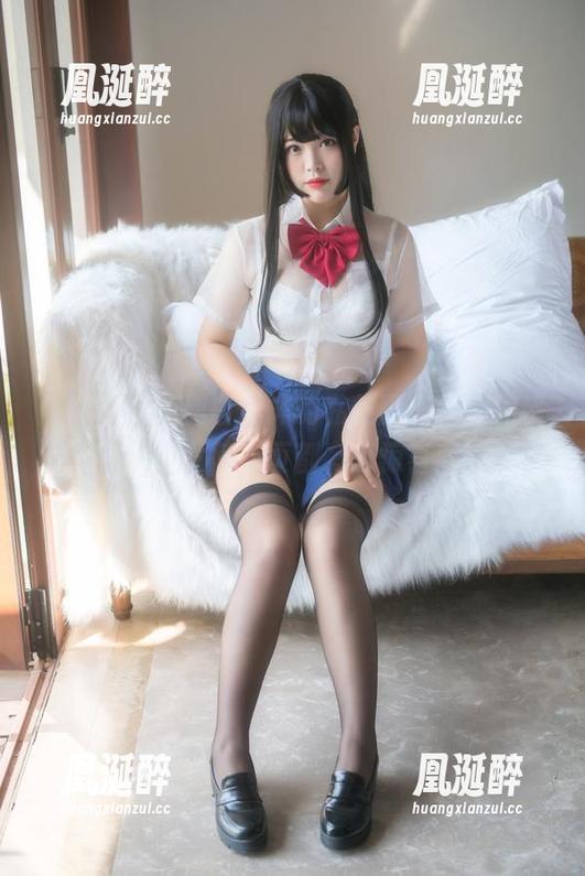 建议别急着翻白烨烨的私拍图集，这黑系猫咪少女每一页都有小惊喜哦。