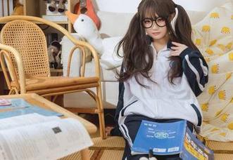 在浴室里飘扬的辫子，神沢永莉的蓝白泳衣写真让人沉醉
