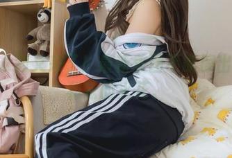 神沢永莉又来了！最新美图不断擦出魅魔利兹的火花。