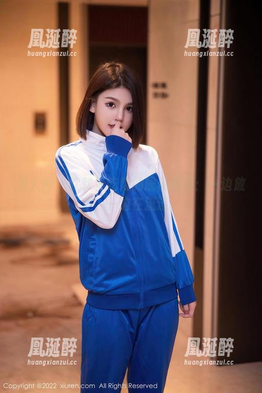 秀人网 - 软软爱吃肉的瑜伽图包：一边放空，一边在流连。