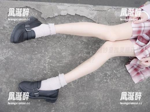 紧急企划 - 照片说：见希w，你是在婚纱里找灵感还是在婚纱里找外卖？