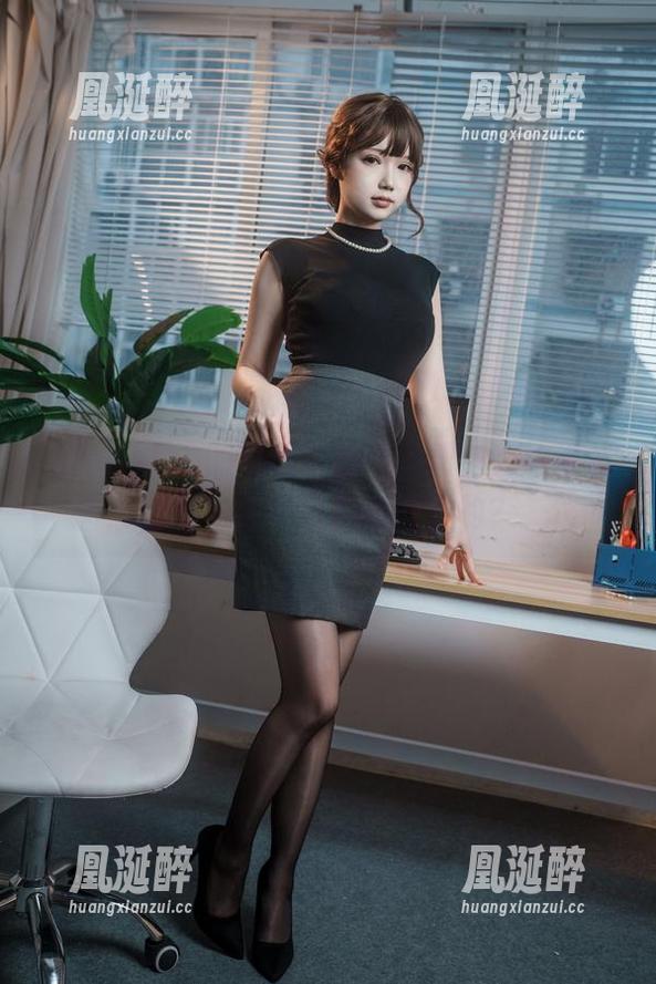雪晴Astra的制服美图，不知道在给谁发信号，是不是都蛮好奇的？