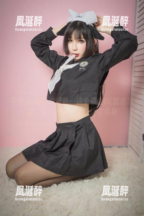 雯粥粥i的图片精选：这个职业OL就像咖啡，可以提神，也能让你失神