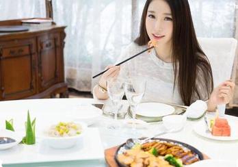 魅妍社 – 王婉悠Queen作品集，睡衣篇：谁说不能在家里吃零食的同时摆个pose呢？