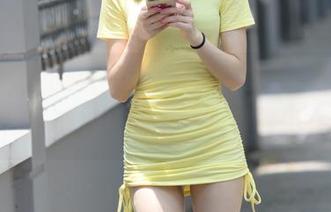 没有她的正脸，只有‘魔镜街拍’的背影图包，下载后记得自己料理一下情绪！